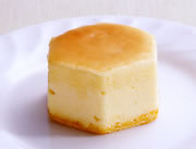 蜂の巣をイメージした六角形のスフレタイプのふわふわでしっとりとしたベイクドチーズケーキ